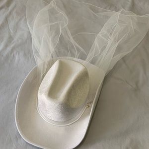 Faux velvet white cowboy hat with veil for bride